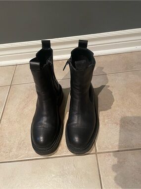 Zara Women’s  Black Leather Zip Chunky Chelsea Boots